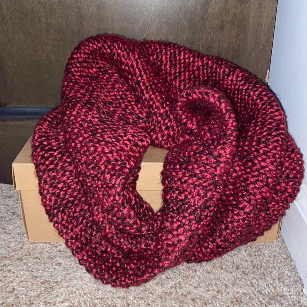 Women’s Twisted Knitted Scarf.